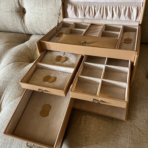 Red Envelope leatherette Jewelry Box in camel tan w ivory interior & Sil… - Picture 12 of 15